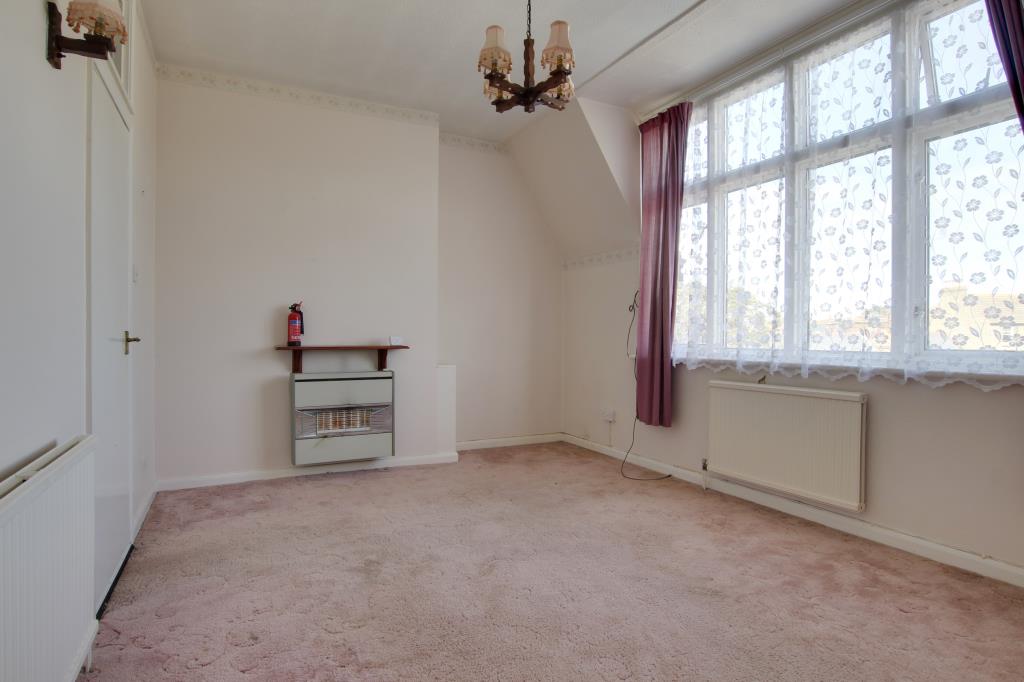 Lot: 52 - TWO-BEDROOM FLAT WITH SHARE OF FREEHOLD - 